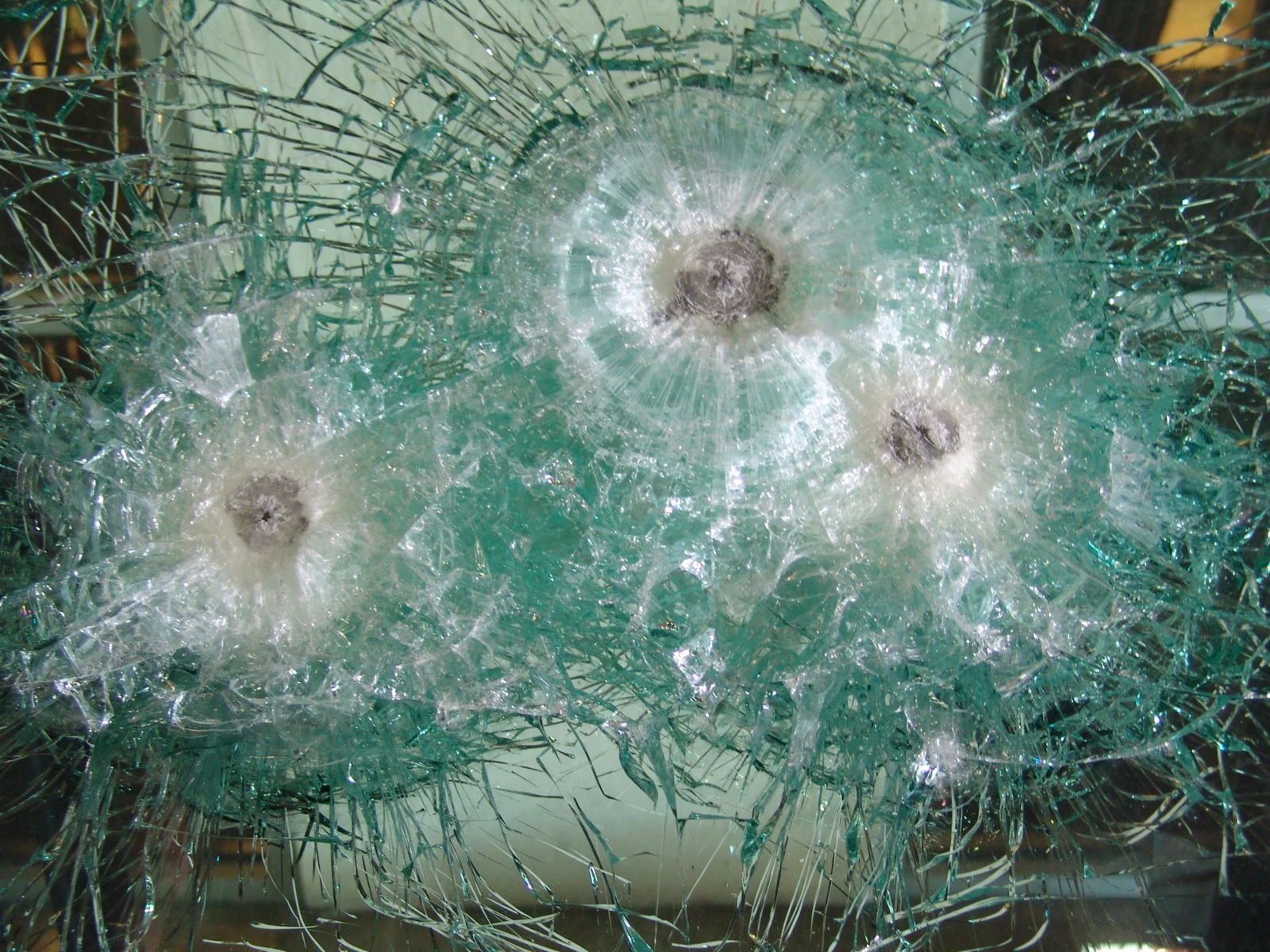 Detalle de fracturas en cristal impactado